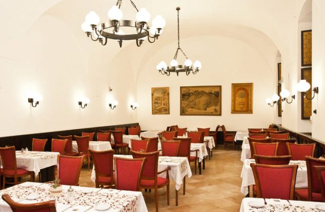 zahnbehandlung-ungarn-hotel-klastrom-restaurant1